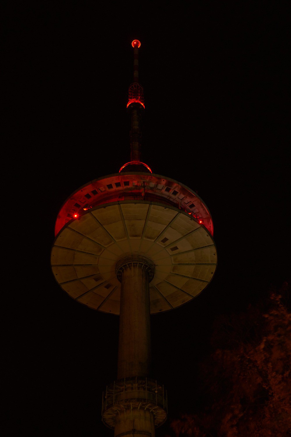 Geräteplattform des Fernmeldeturms von unten gesehen bei Nacht