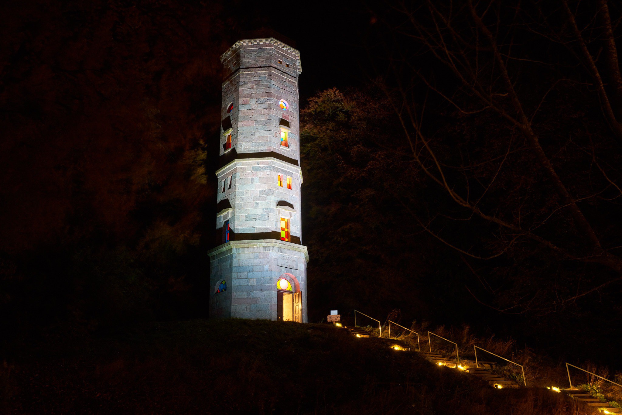Elisabethturm beleuchtet bei Nacht