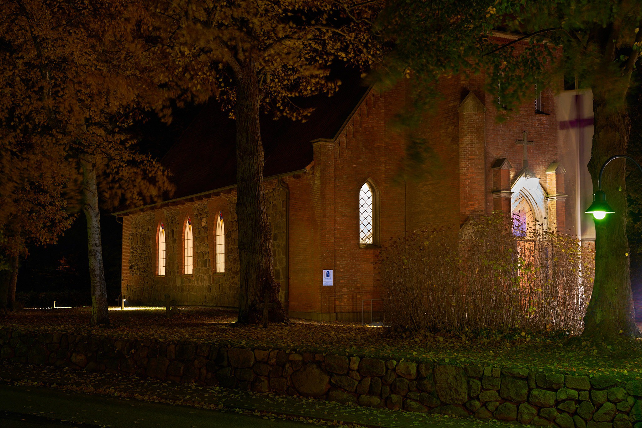 Schönwalder Kirche mit Nachtbeleuchtung