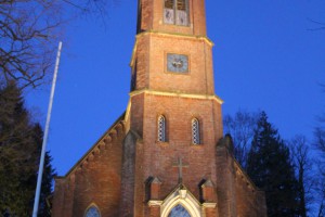 Kirchenportal beleuchtet